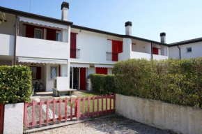 Villa in front of the pedestrian area with pool